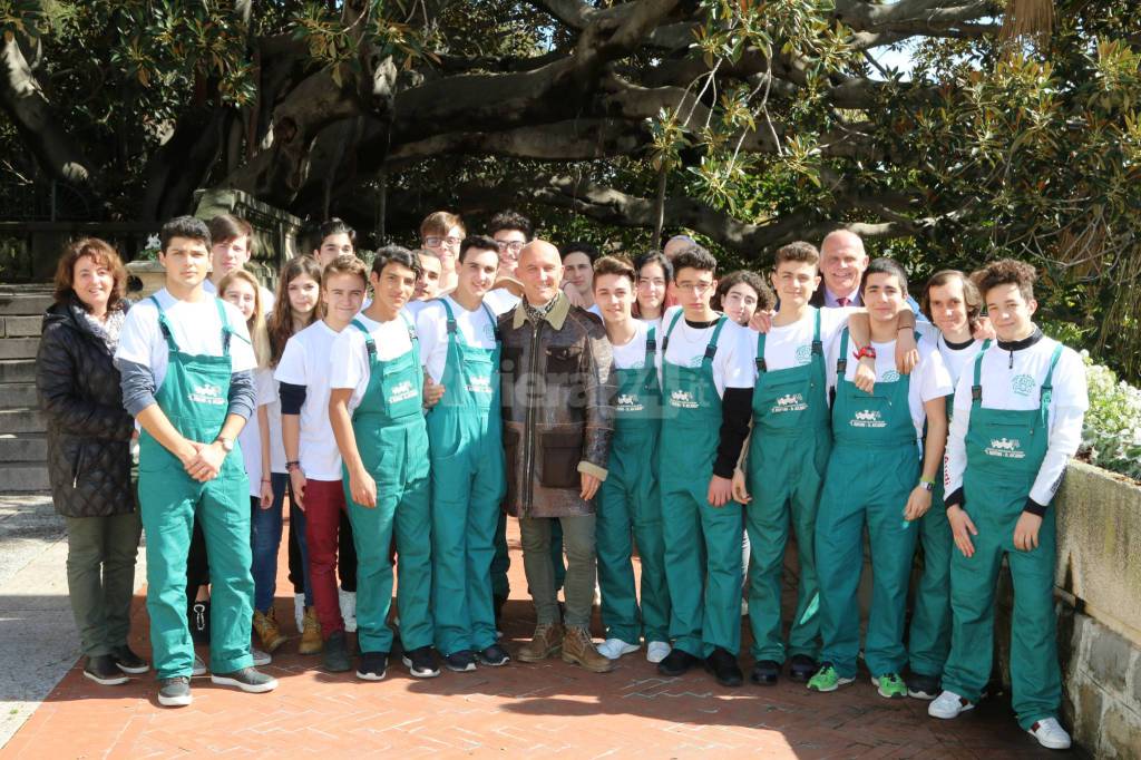 Antonella Clerici in visita a Villa Ormond, ad accoglierla gli studenti dell&#8217;alberghiero e dell&#8217;agraria