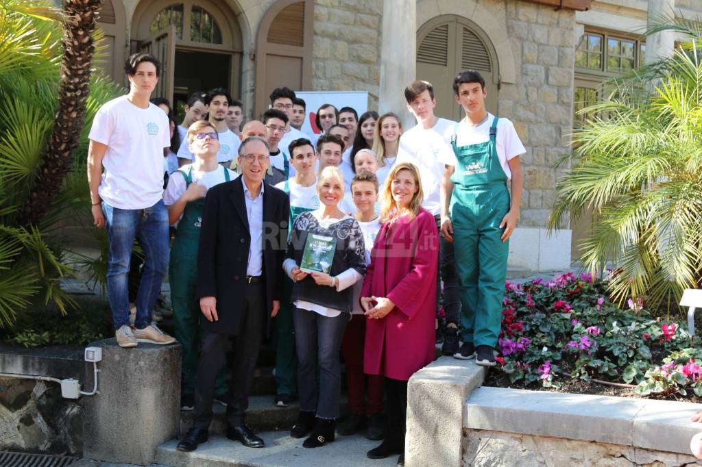 Antonella Clerici in visita a Villa Ormond, ad accoglierla gli studenti dell&#8217;alberghiero e dell&#8217;agraria