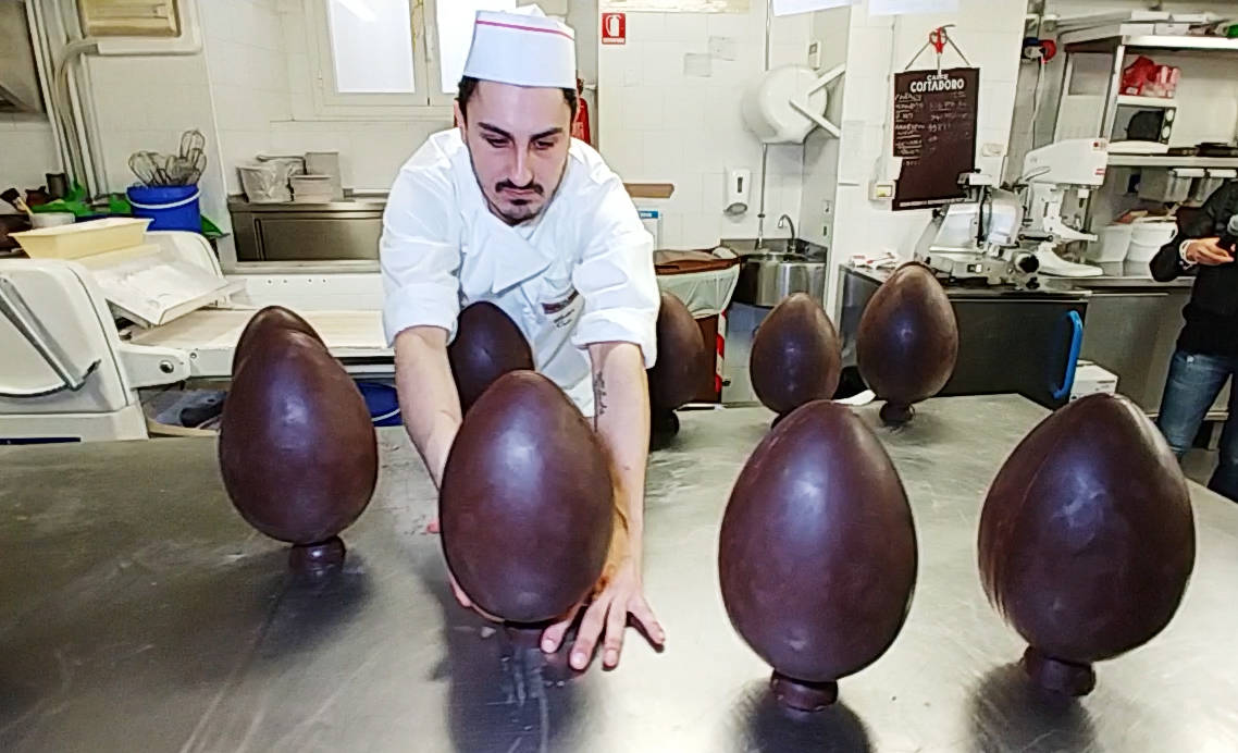 riviera24-Come nasce l'uovo di Pasqua pasticceri chef san romolo