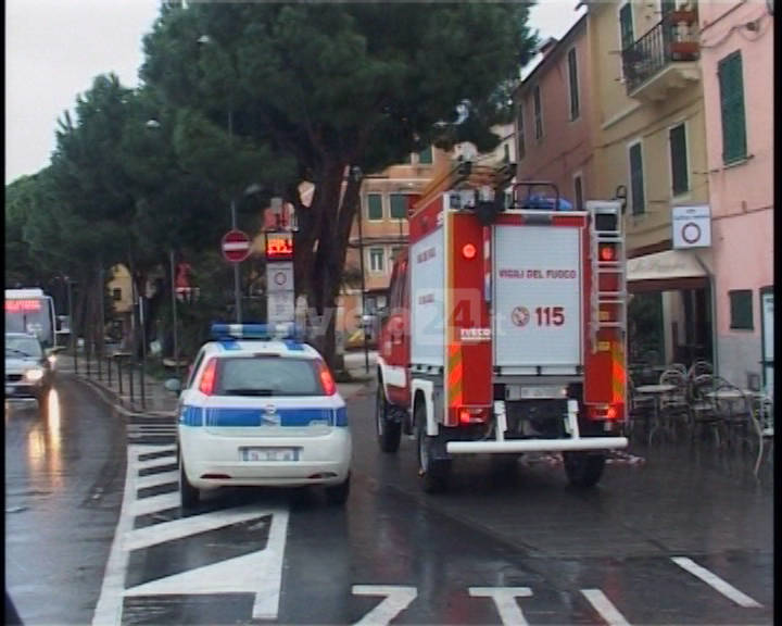 Vento e pioggia a Imperia, pino marittimo si abbatte su edificio