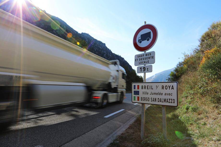 Giù per il Tenda a passo di lumaca: nelle feste il corteo degli autostrasportatori