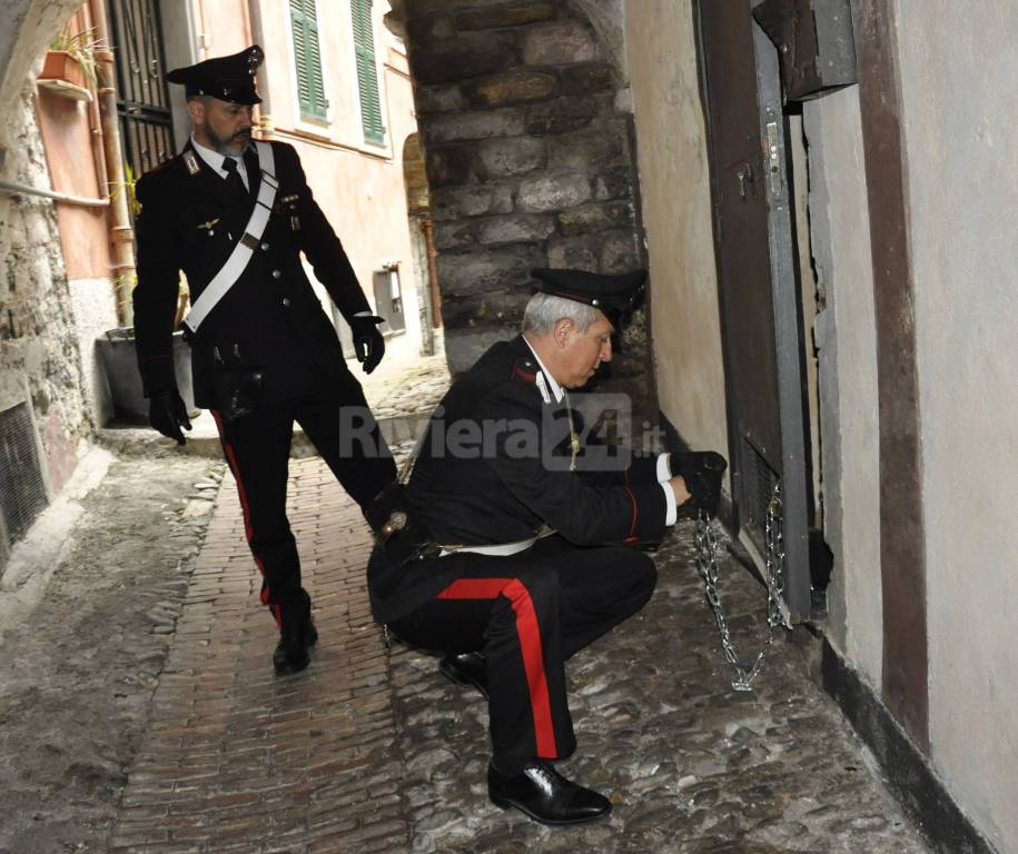 Sanremo, detenuto evade durante una visita in ospedale: le ricerche dei carabinieri nella pigna