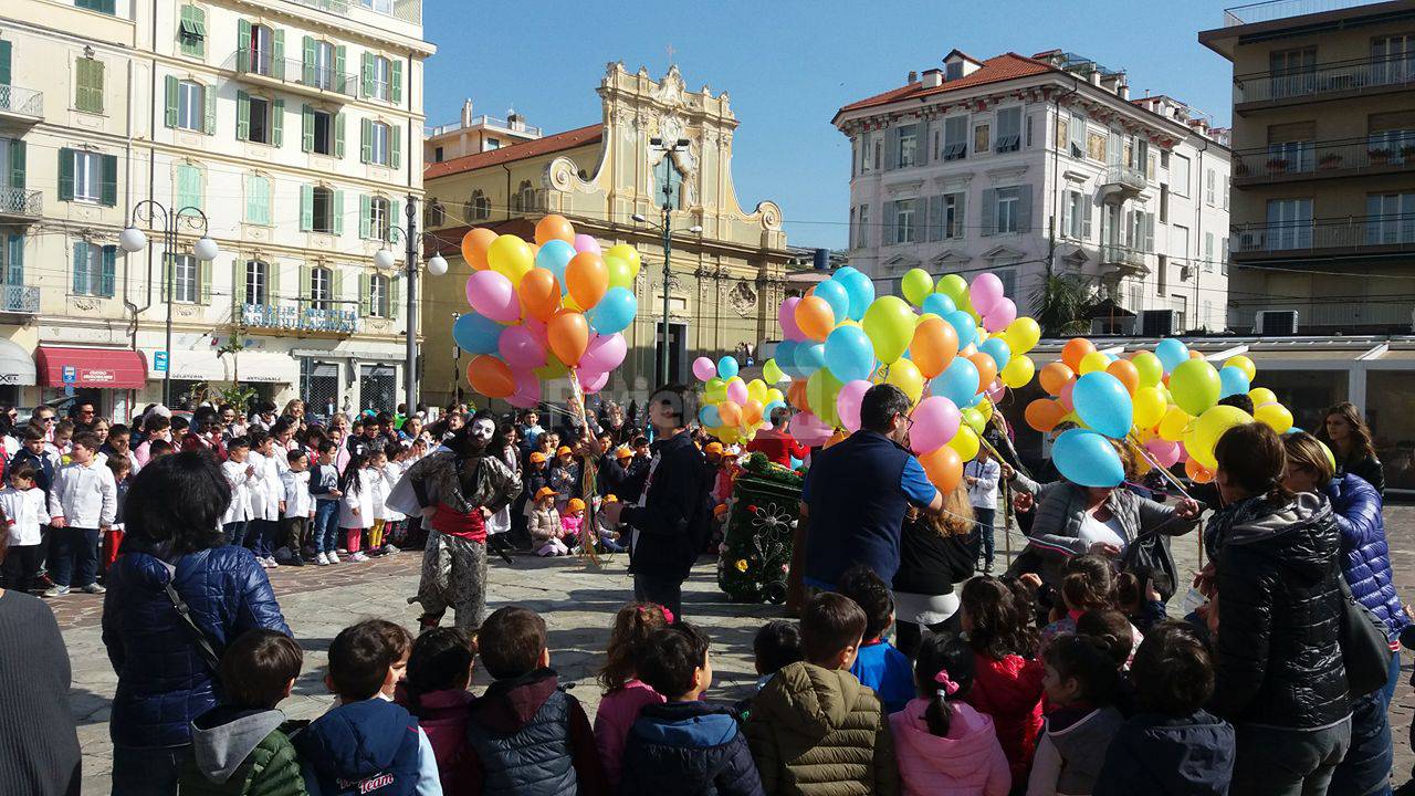 Sanremo, tra sfilate di bambini e palloncini con semi di spinaci si apre il Festival della salute