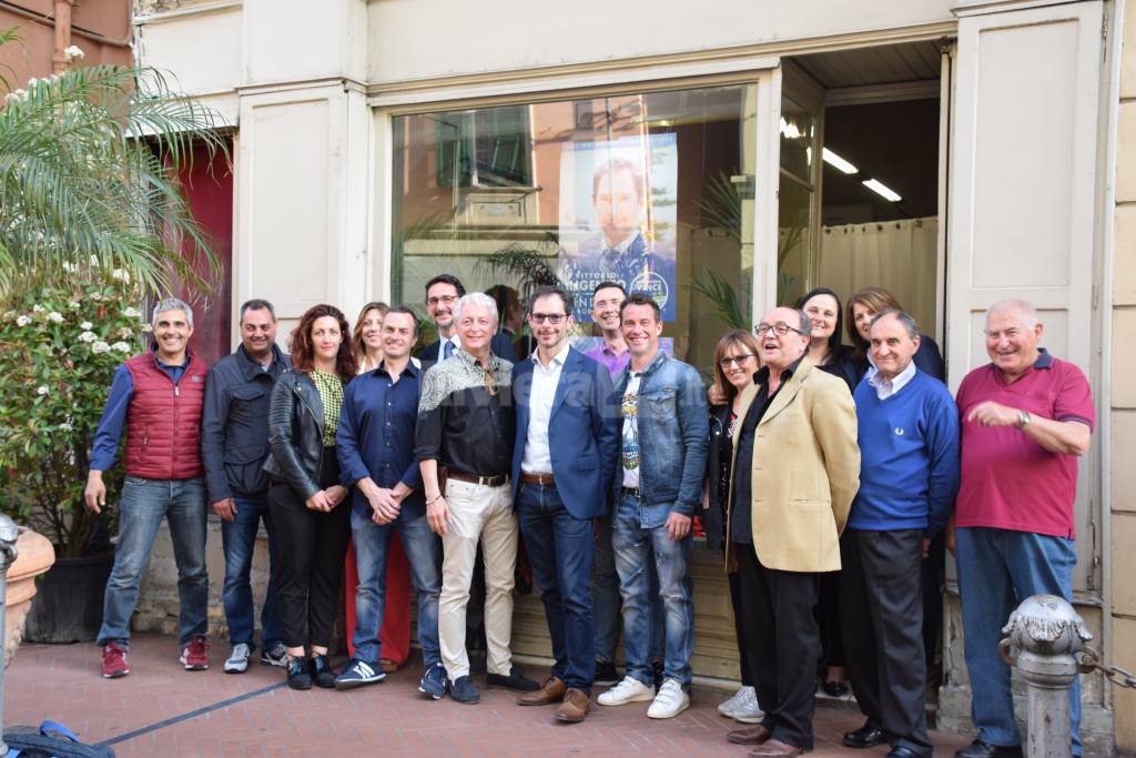 Tanti cittadini all'inaugurazione del point di "Bordighera vince"