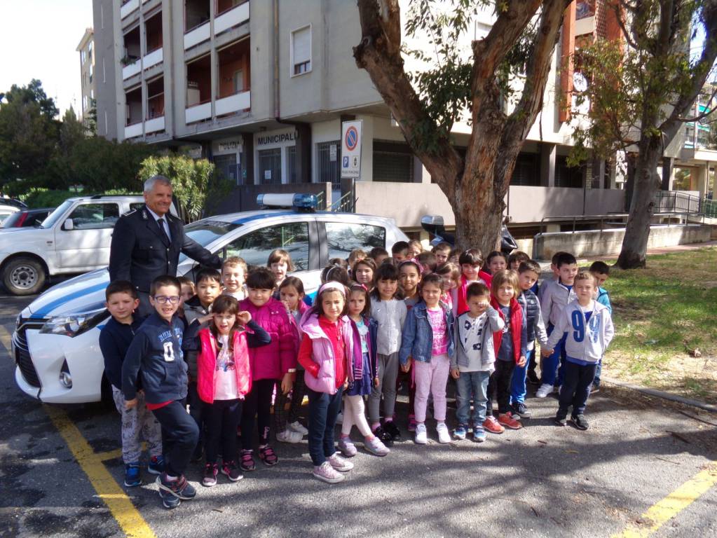 Imperia, i bambini della scuola di Borgo Prino ricevono le “patenti da pedone”