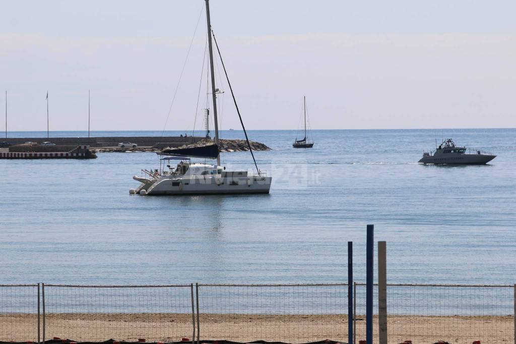 Catamarano alla fonda tra i due porti sanremesi, lì non ci può stare: scatta la maximulta