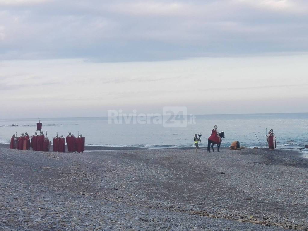 Vallecrosia si trasforma in un set cinematografico, centurioni invadono la spiaggia