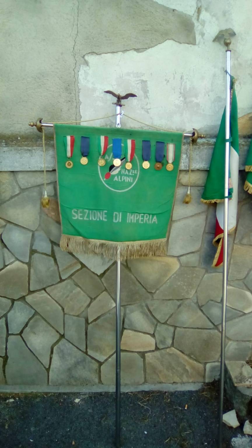 Alpini di guardia al nuovo monumento ai caduti di Sanremo