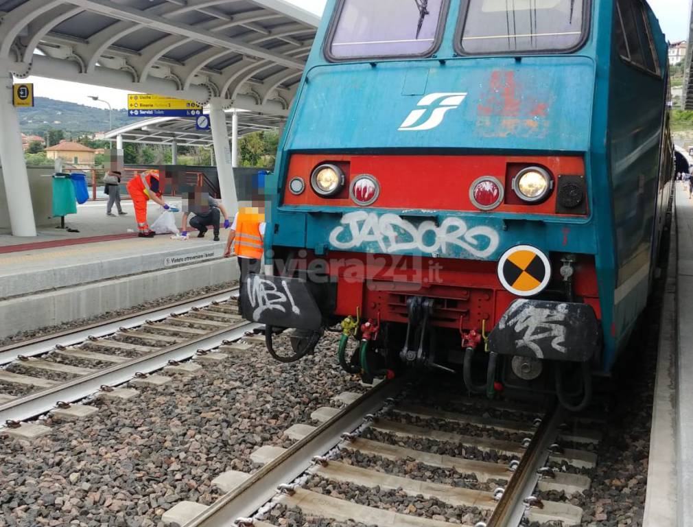 Diano Marina, è una donna la persona investita da un treno: rischia l’amputazione di una gamba