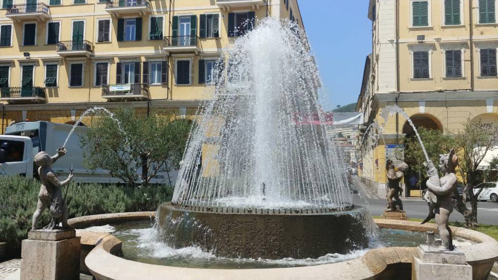 Imperia, nel giorno di San Leonardo riapre la fontana di piazza Dante e si accendono le luminarie natalizie