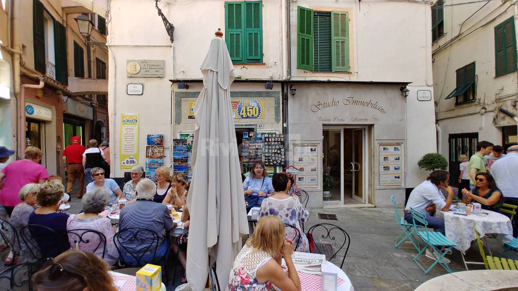 Stretta sui dehors: limiti al centimetro e ombrelloni a fasce orarie, succede a Sanremo