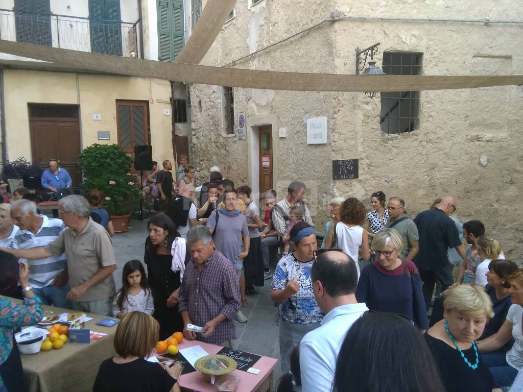 Mercatini, show cooking e prodotti liguri a Vallebona per “Verità, bugie e fior d’arancio”