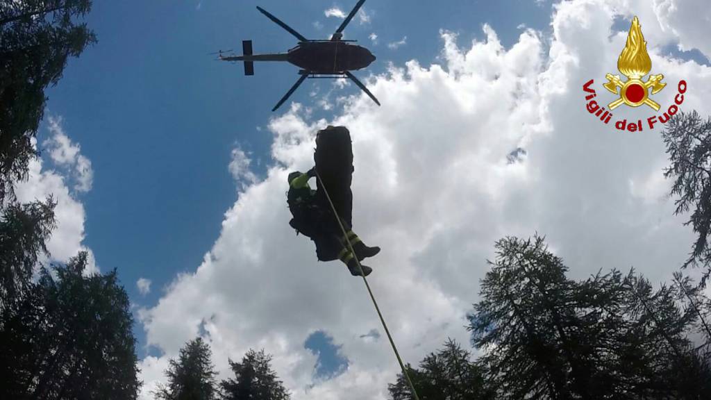 Carpasio, bici si schianta contro auto: 40enne grave in elicottero al Santa corona