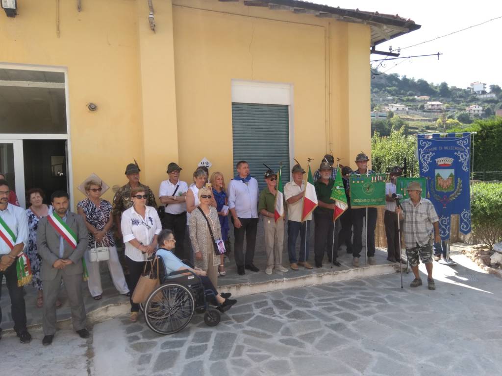 Alpini a Vallecrosia, consegnate alle madri dei caduti nelle missioni di pace le medaglie del Centenario