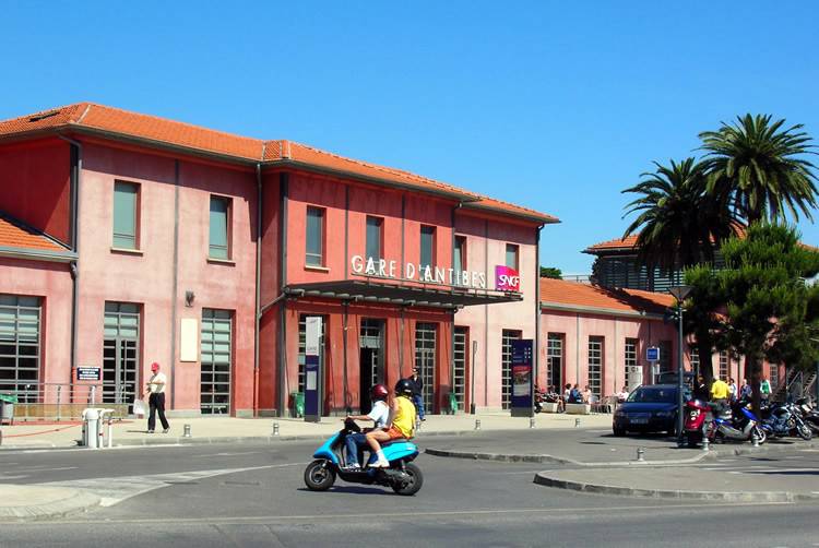 Donna sui binari alla stazione di Antibes, traffico ferroviario bloccato