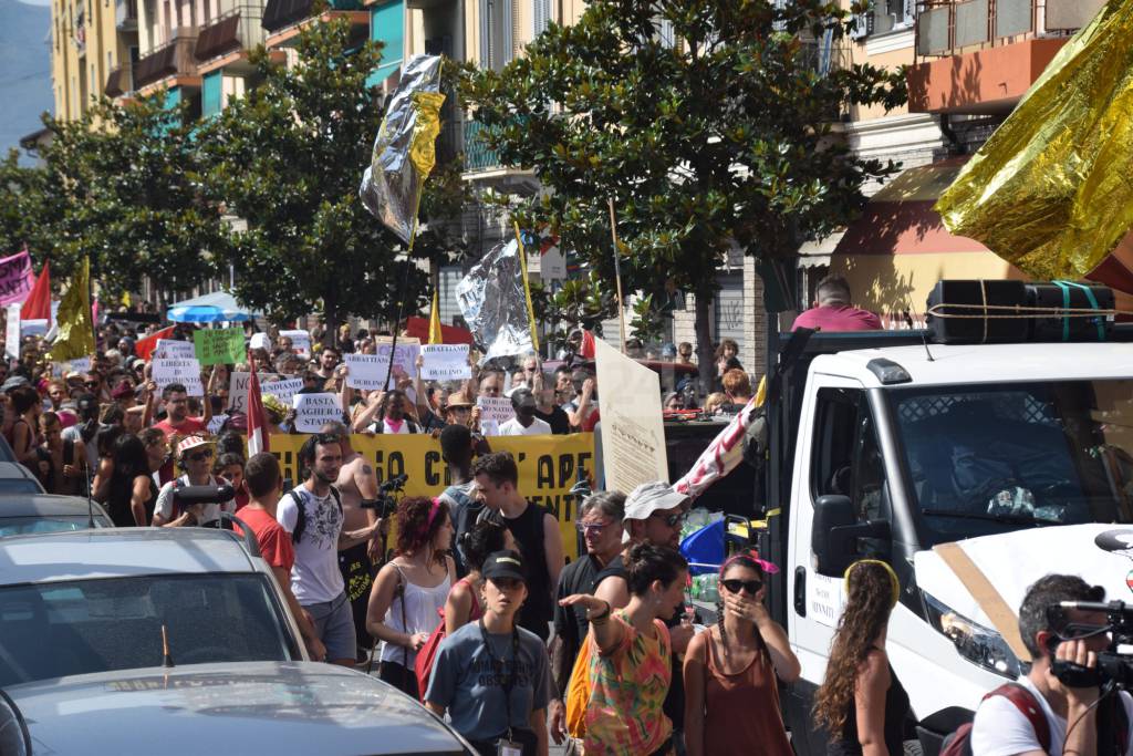 No borders al cimitero. FdI: “Basta manifestazioni pro migranti a Ventimiglia”