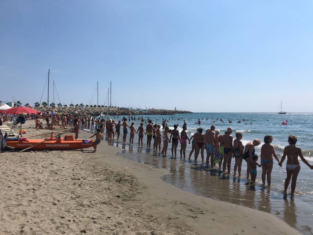 Imperia, il fotografo Settimio Benedusi alla Spiaggia d'Oro