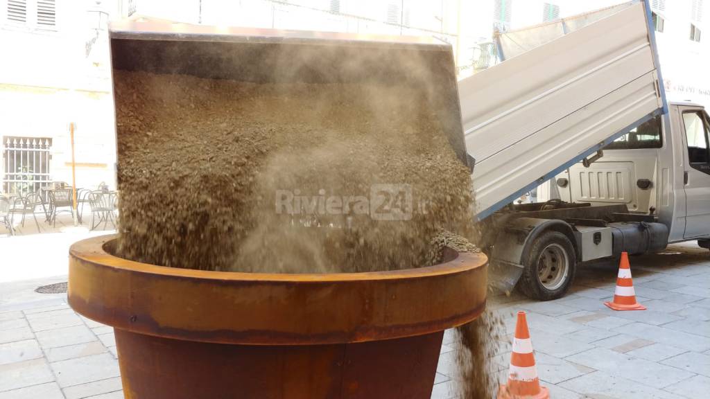 riviera24 - Imperia, posa dell'arredo urbano in via Cascione