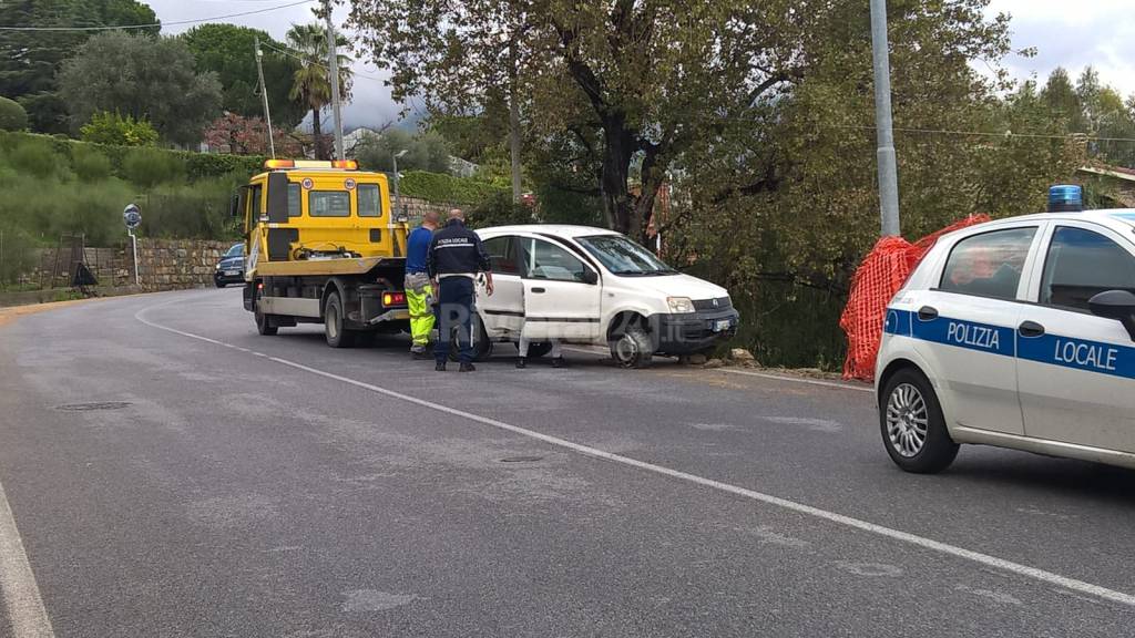 Ennesima perdita di controllo di un’auto in via Padre Semeria a Sanremo