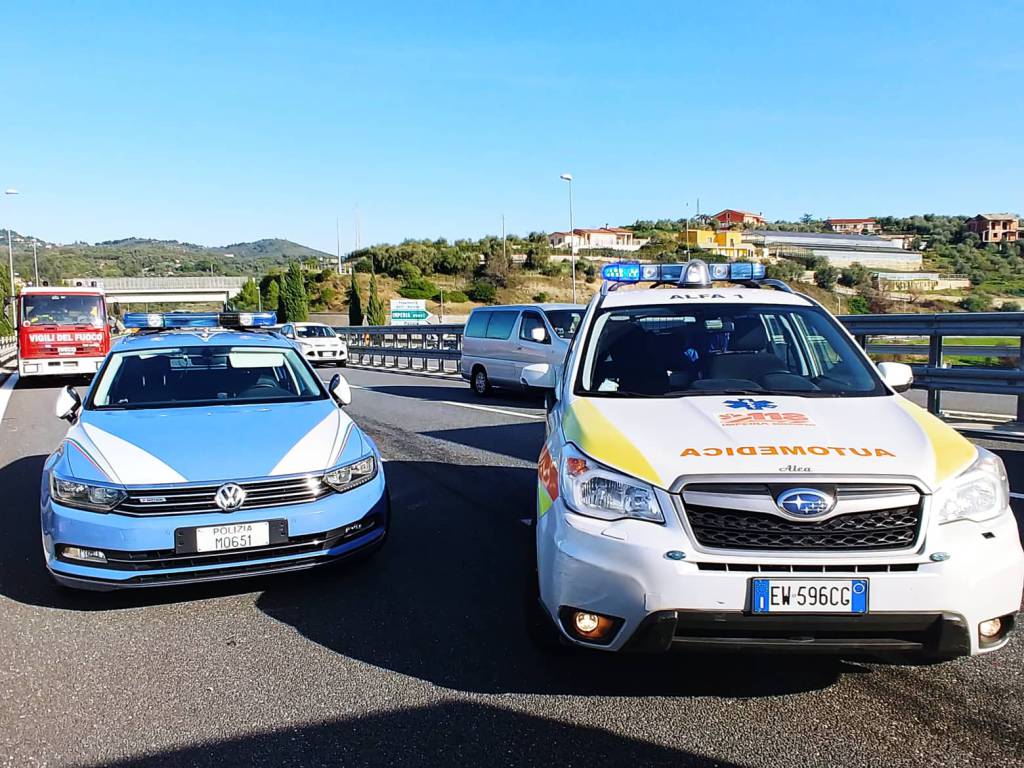 Imperia, auto contro tir sulla A10. Due feriti