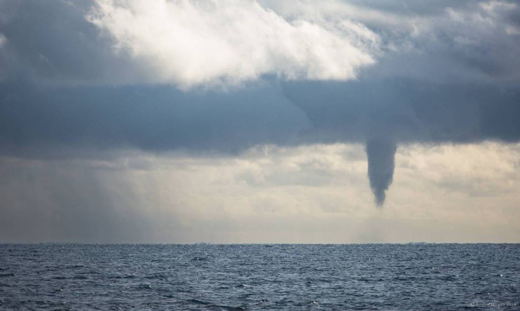 Maltempo in Costa Azzurra, spettacolare tromba marina davanti Antibes