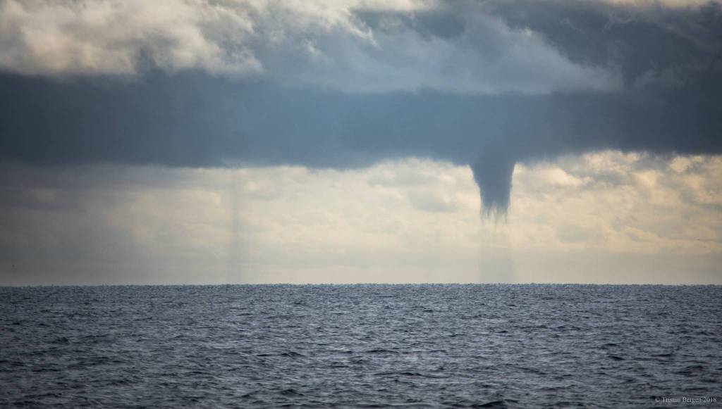 Maltempo in Costa Azzurra, spettacolare tromba marina davanti Antibes