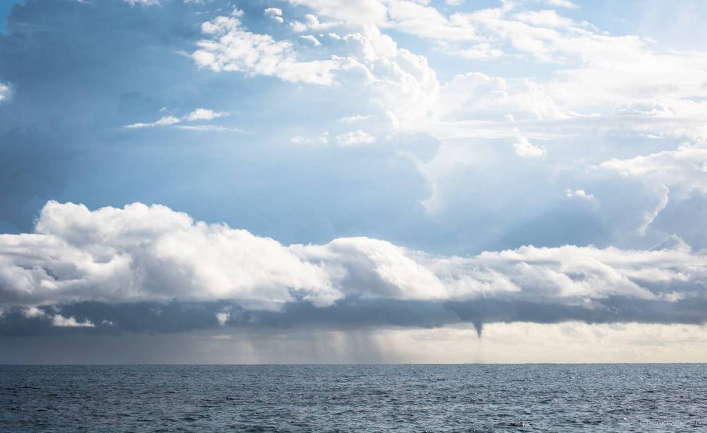 Maltempo in Costa Azzurra, spettacolare tromba marina davanti Antibes