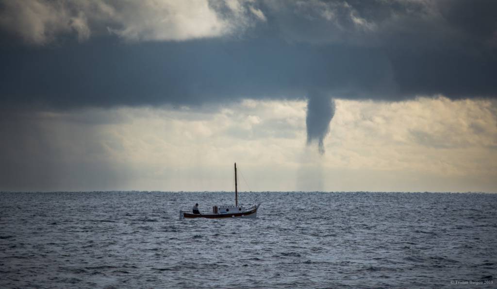 Maltempo in Costa Azzurra, spettacolare tromba marina davanti Antibes