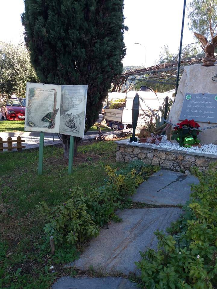 Furto di verde a Vallecrosia. Tagliata la siepe del monumento agli alpini