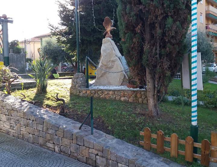 Furto di verde a Vallecrosia. Tagliata la siepe del monumento agli alpini