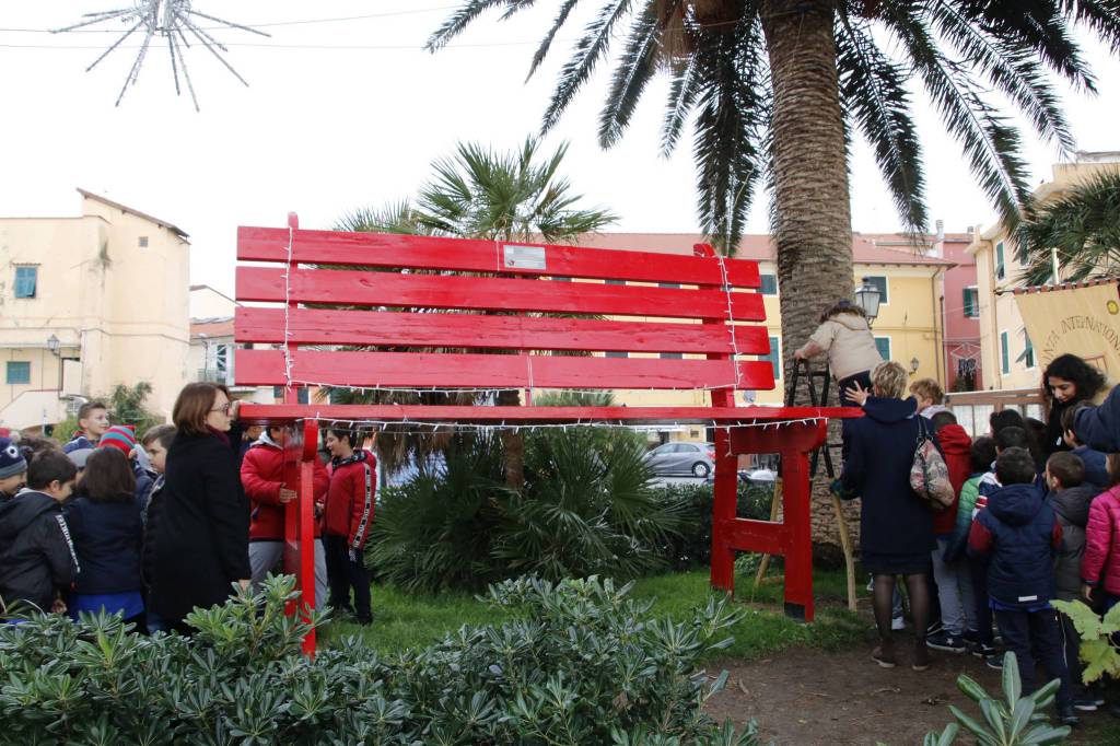 Riva Ligure, la panchina rossa gigante