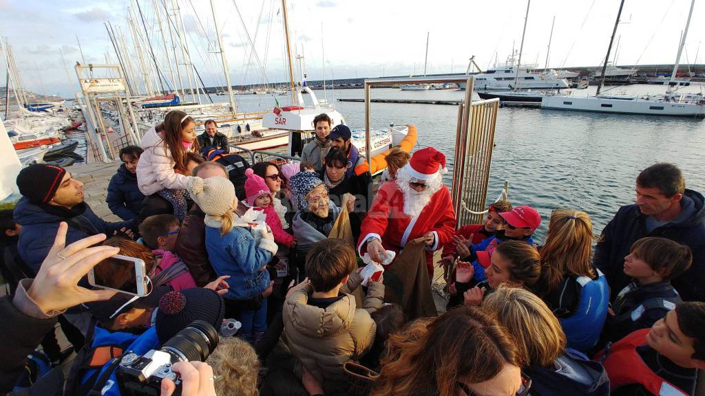 L&#8217;arrivo di Babbo Natale e la Befana sulla motovedetta della Capitaneria