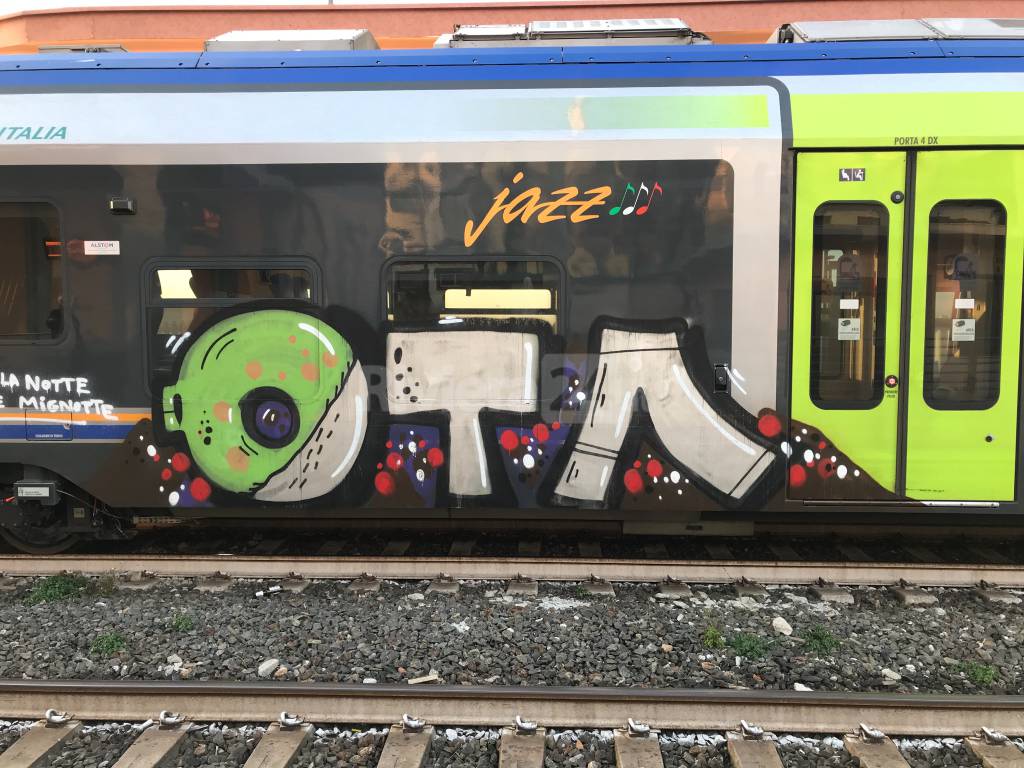 Treni Jazz, a sei mesi dall’inaugurazione arriva il “battesimo” dei graffitari