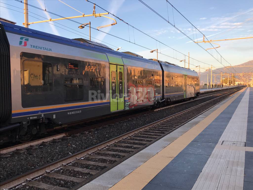 Treni Jazz, a sei mesi dall’inaugurazione arriva il “battesimo” dei graffitari