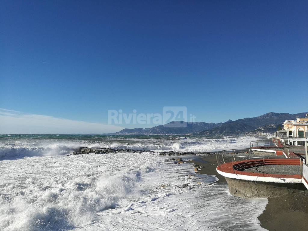 Vento forte da Ponente: il mare a Bordighera dà spettacolo ai turisti