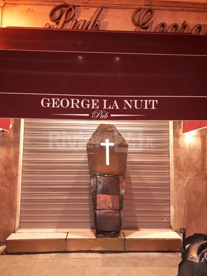 Sanremo, R.I.P. George la Nuit. All&#8217;ingresso una bara simbolica