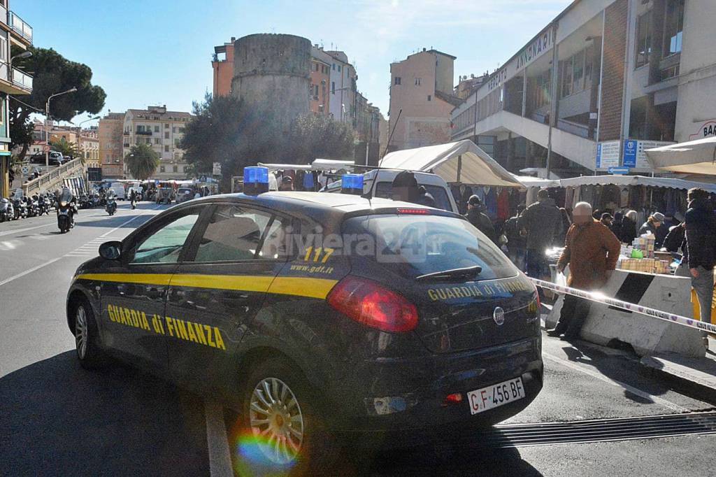 Blitz della Finanza al mercato settimanale di Sanremo ripreso da una troupe de “Le Iene”