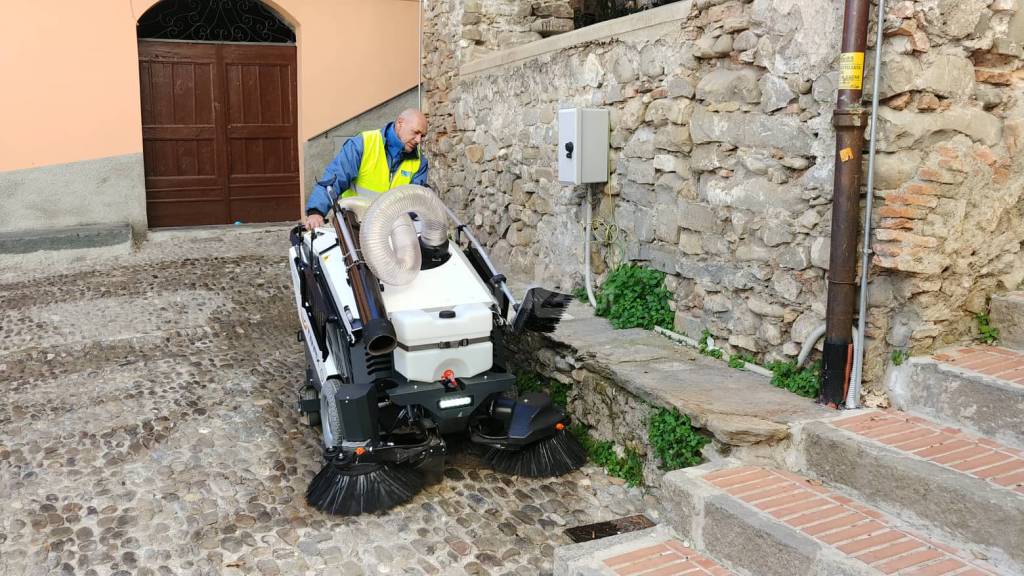 riviera24-spazzamento lavaggio strade macchinario taggia docks