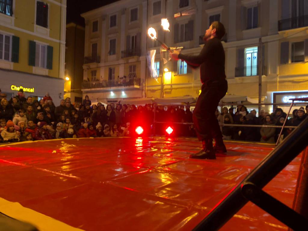 Sanremo, animazioni con luci e fuoco animano piazza Borea D’Olmo