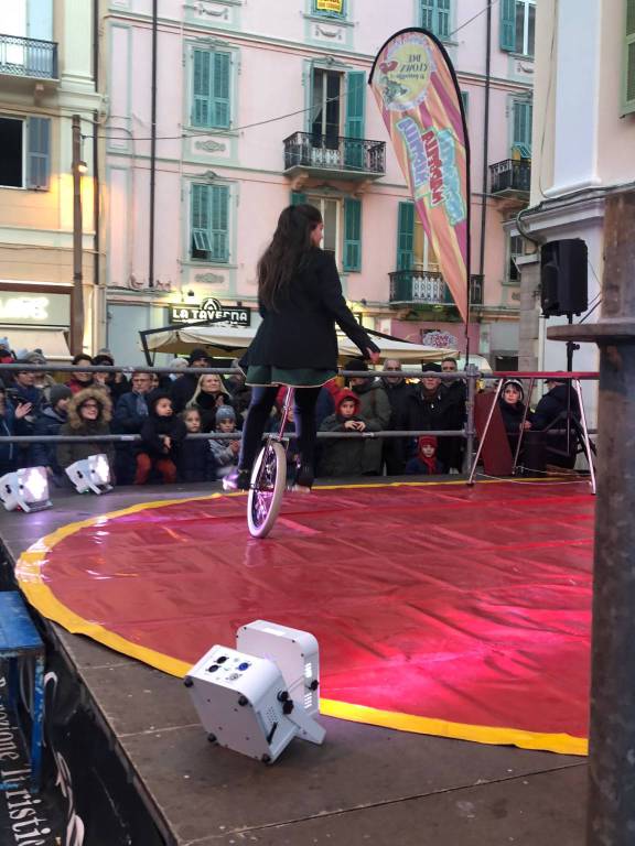 Sanremo, animazioni con luci e fuoco animano piazza Borea D’Olmo