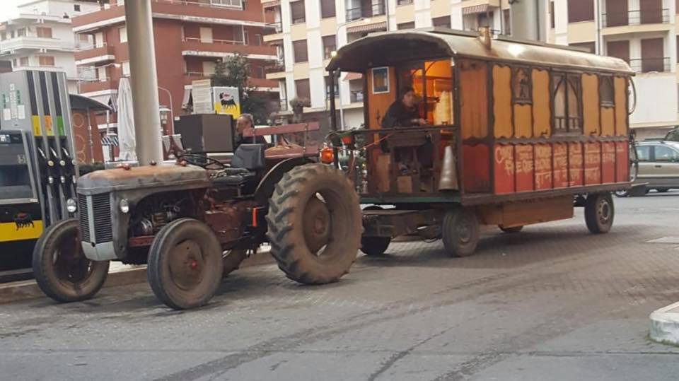 Con trattore e carovana in viaggio verso l’India, Marc Jardin fa tappa a Ventimiglia