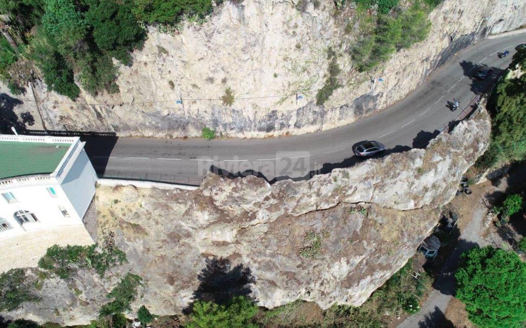 Grossa crepa su una roccia minaccia la strada a Roquebrune-Cap-Martin: al via i lavori per la messa in sicurezza