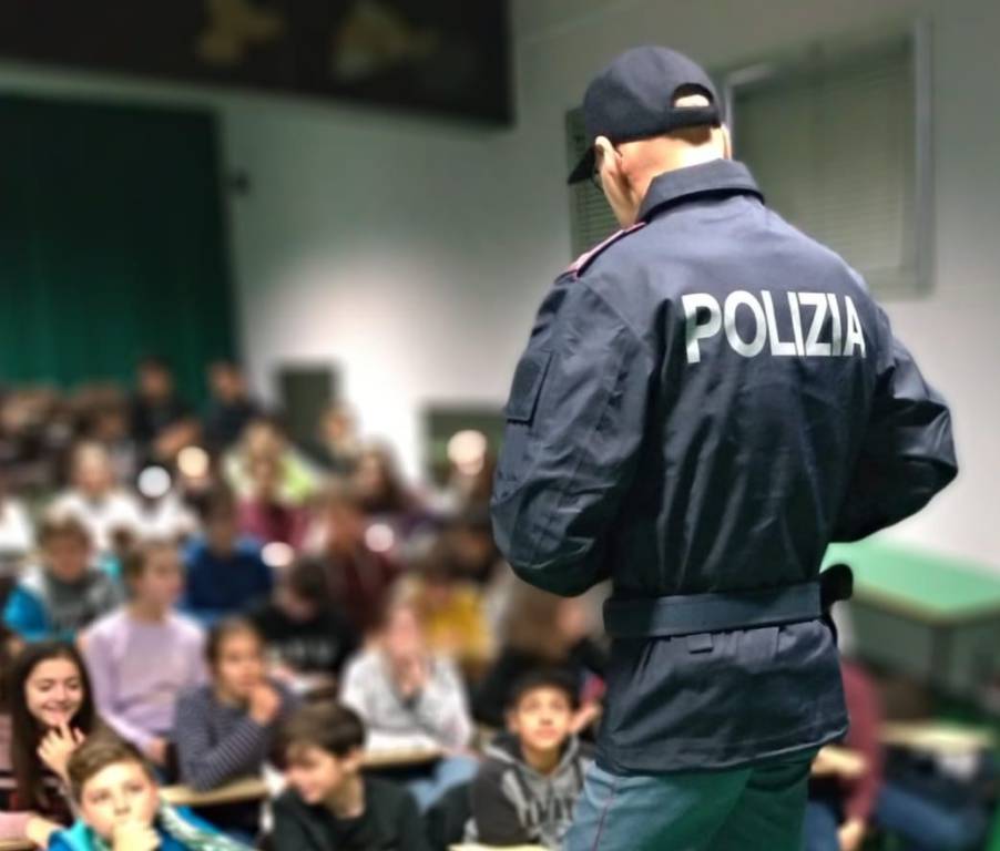 Ventimiglia, la polizia sale in cattedra alle scuole medie