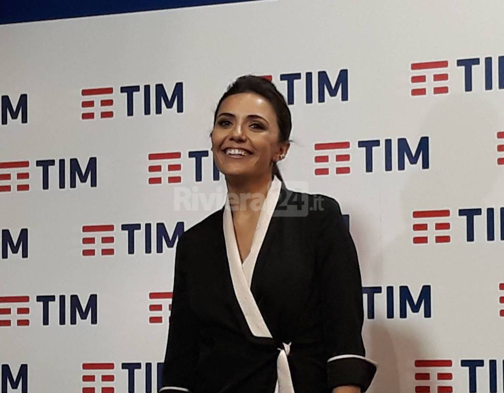 Serena Rossi fa rivivere la figura di Mia Martini sul palco di #Sanremo2019