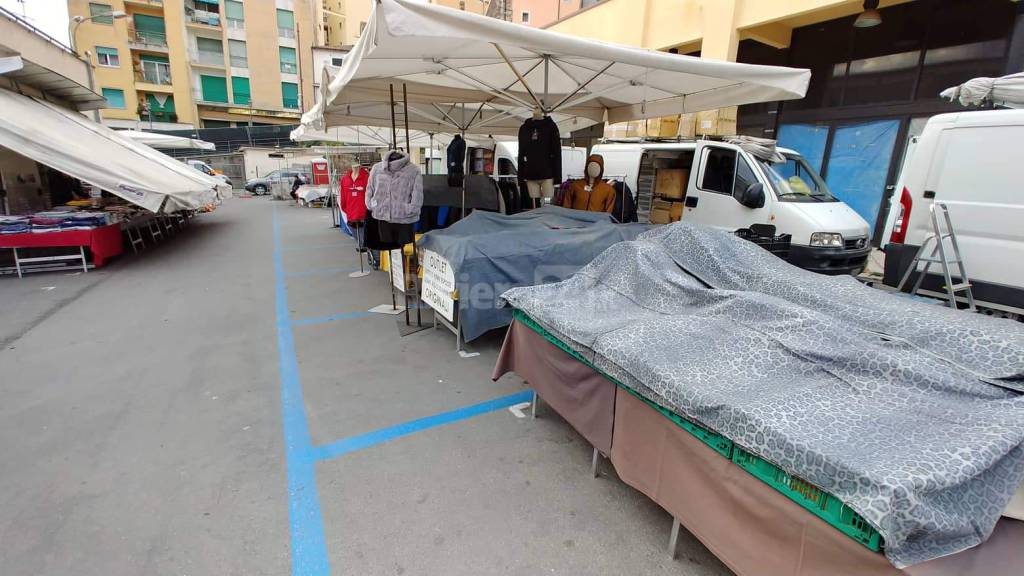 Gli ambulanti in rivolta si spostano sulla ciclabile, sabato l’esordio del mercato dietro la vecchia stazione