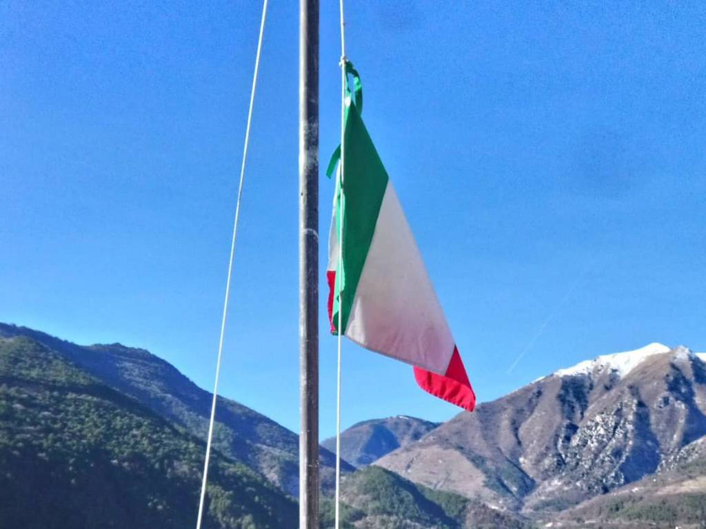 Issato il tricolore d&#8217;Italia sulla torre de &#8220;La Cruella&#8221;