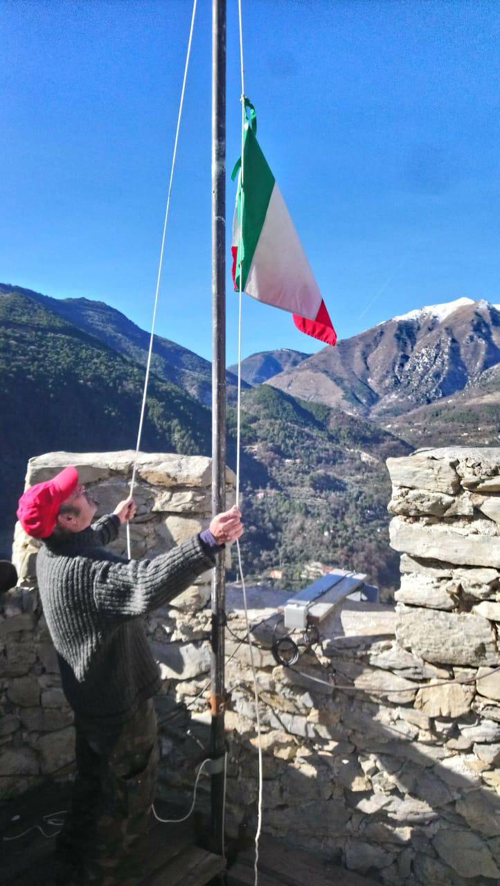 Issato il tricolore d&#8217;Italia sulla torre de &#8220;La Cruella&#8221;