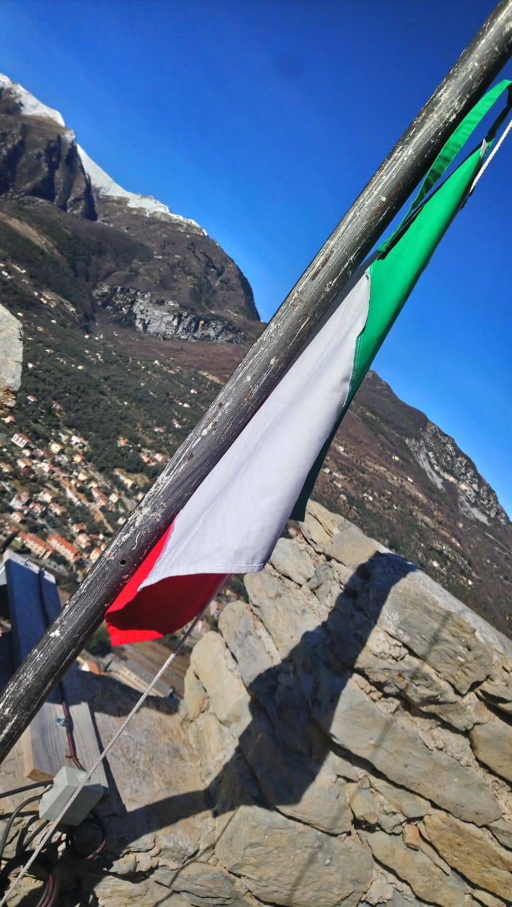 Issato il tricolore d&#8217;Italia sulla torre de &#8220;La Cruella&#8221;