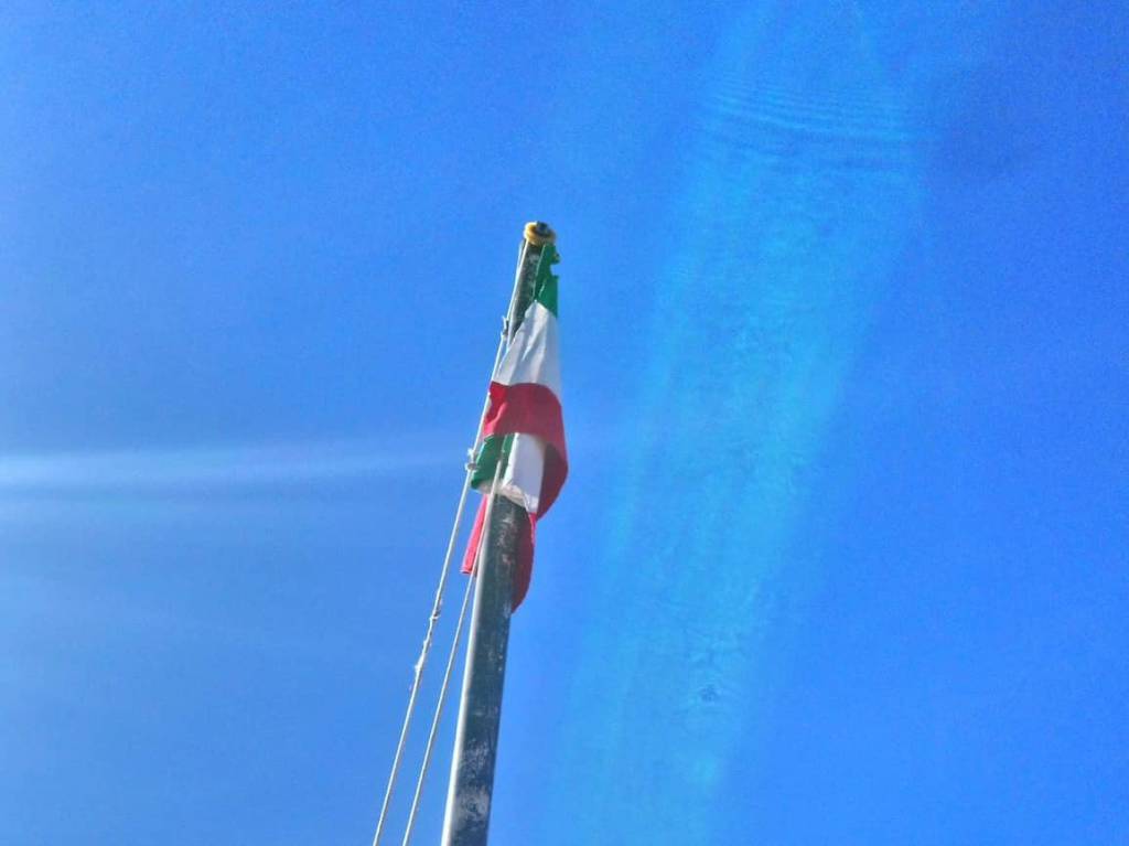 Issato il tricolore d&#8217;Italia sulla torre de &#8220;La Cruella&#8221;