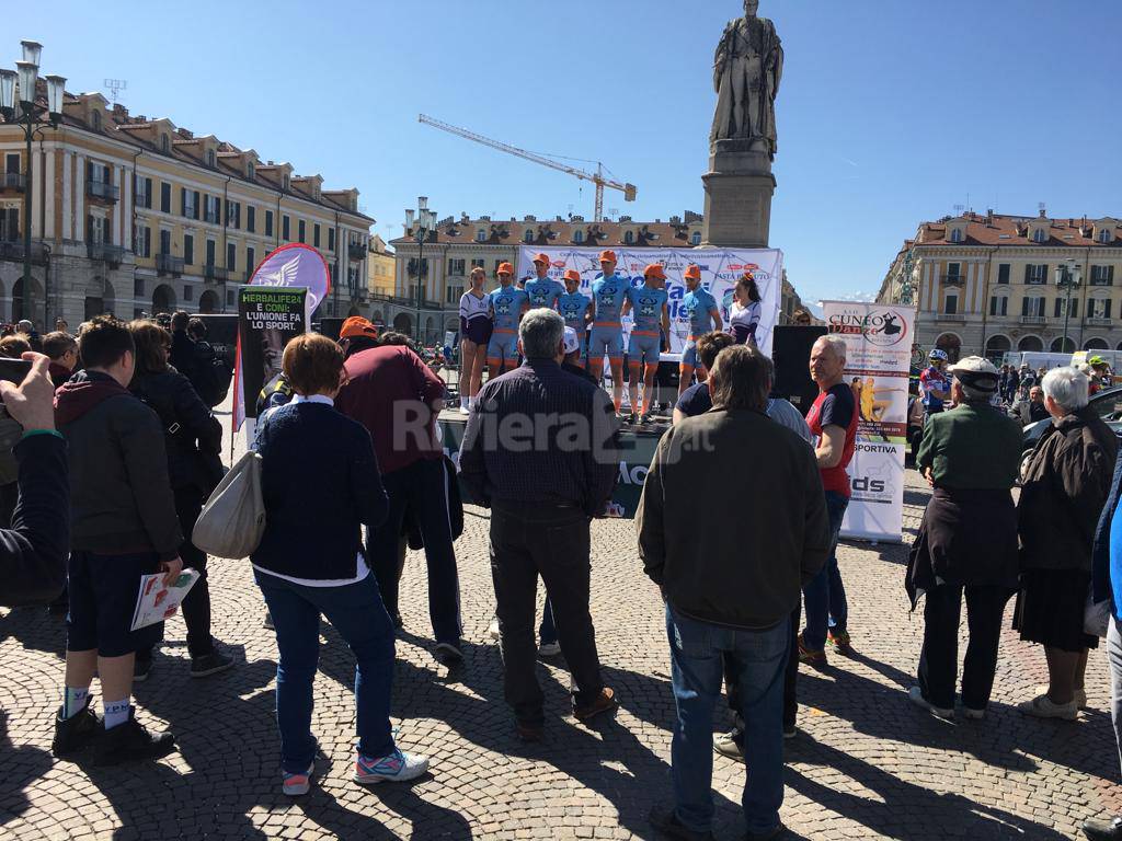 Dalle alpi al mare su due ruote, è partita la Cuneo-Imperia